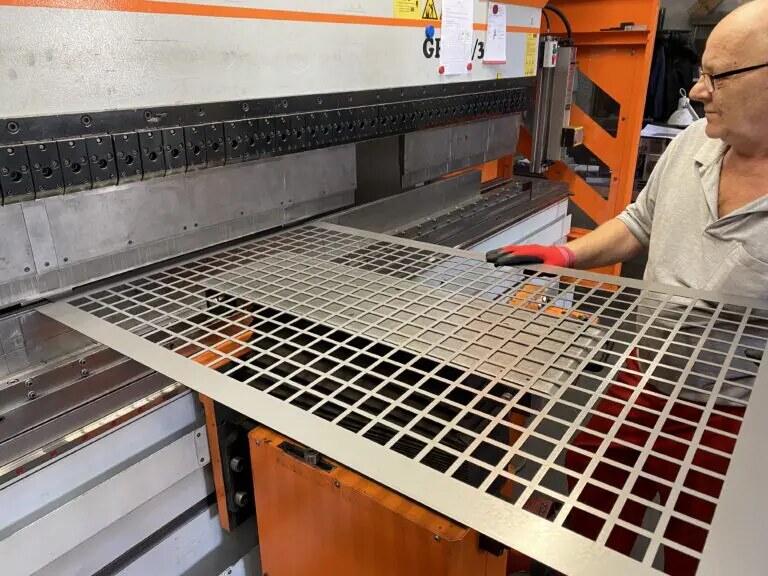 Mitarbeiter bei der Metallbearbeitung in der ROTEC Werkstatt